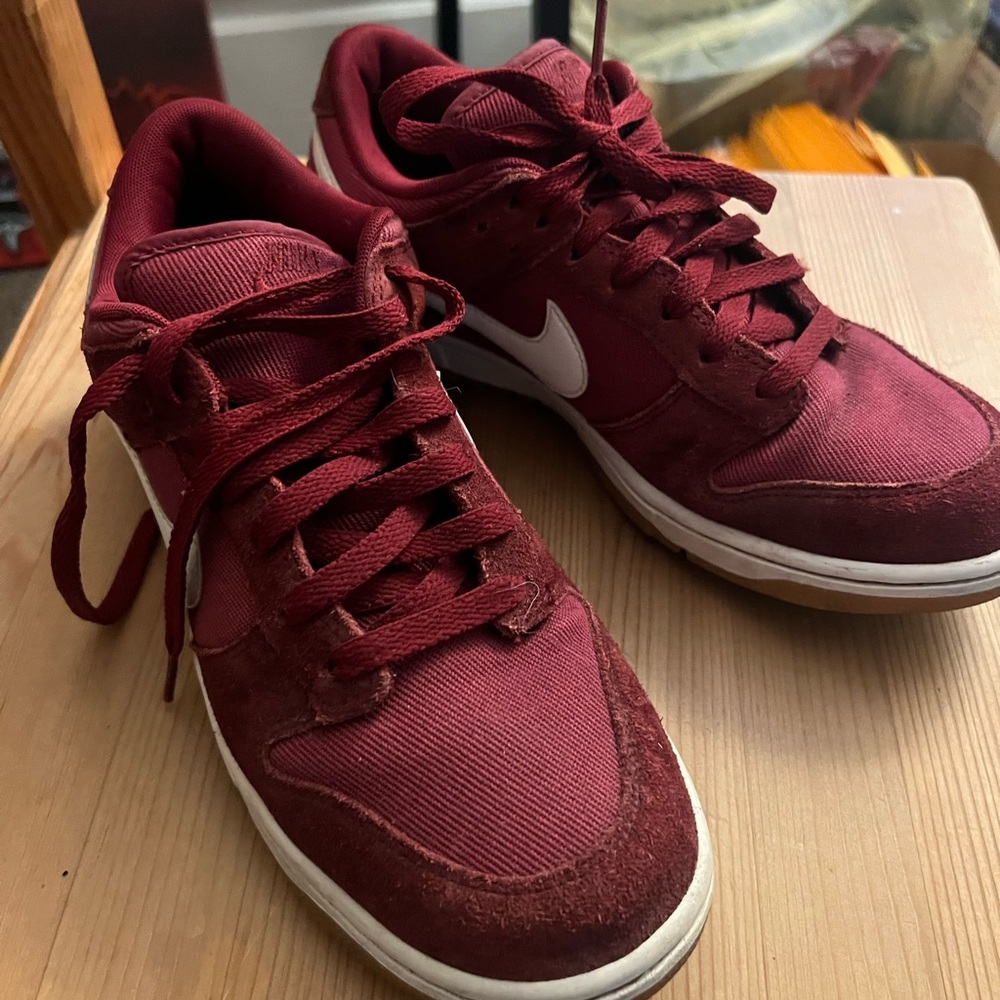 RARE BURGUNDY NIKE LOWS size 8